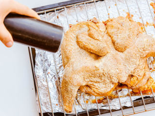 10、烤鸡,现磨黑胡椒适量，很好吃的秘诀