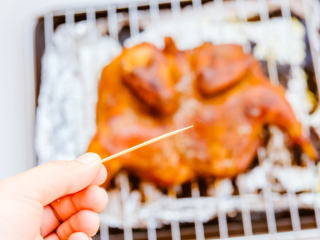 12、烤鸡,如果还不放心，将牙签插入鸡胸肉或鸡腿肉中，无血水渗出就可以了。（这个方法只能备用，如果你的鸡烤过头了，也不会有血水渗出）