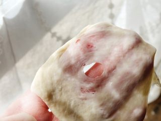 4、健康低脂 绵软拉丝厚底披萨,膜戳破后 洞的边缘大致光滑