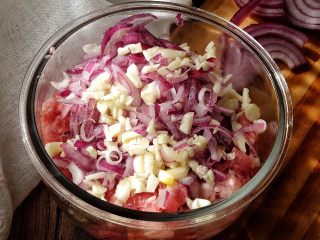 11、健康低脂 绵软拉丝厚底披萨,将肉末与洋葱碎和蒜末放入碗中