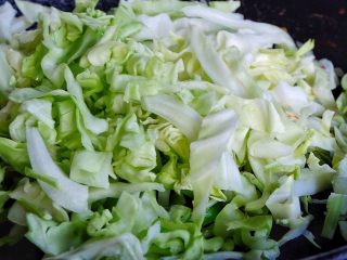 18、健康低脂 绵软拉丝厚底披萨,锅内继续放入圆白菜丝,翻炒一会