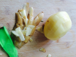 1、土豆烧鲳鱼,土豆洗干净，削皮。