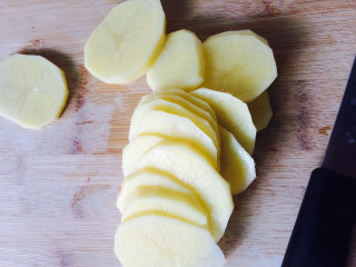 2、土豆烧鲳鱼,切成薄片