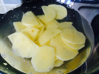 3、土豆烧鲳鱼,泡在水里，备用。