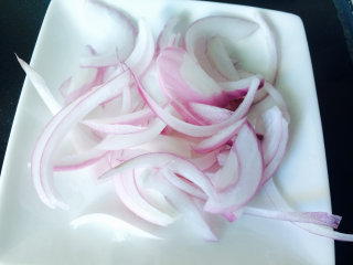 4、土豆烧鲳鱼,洋葱切细，备用。