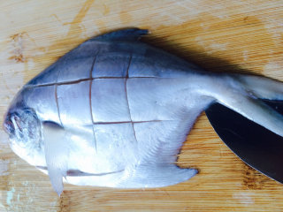 5、土豆烧鲳鱼,鲳鱼洗干净，去掉内脏，洗干净鱼肚子里黑色的膜，然后两面划十字。