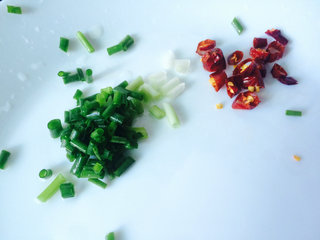 6、土豆烧鲳鱼,小葱和干辣椒切成小段。