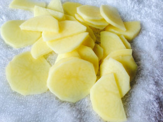 7、土豆烧鲳鱼,土豆捞出，沥干水分，用干净的厨房布擦干净表面的水分。