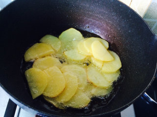 10、土豆烧鲳鱼,中小火，把土豆煎成透明，边上微微金黄色。捞起沥油。