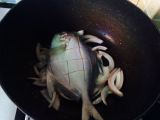 12、土豆烧鲳鱼,放入鲳鱼，先不要翻动，一分钟后，翻个面。