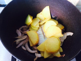 13、土豆烧鲳鱼,然后放入土豆。