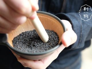 2、红豆面包超人,平底锅煎一下芝麻，磨碎备用