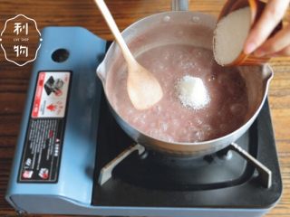 3、红豆面包超人,红豆煮软，加白糖和盐，搅拌均匀