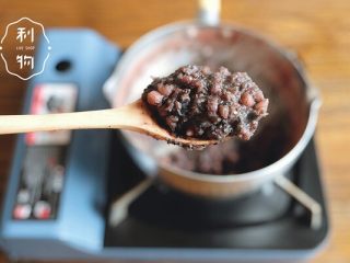 5、红豆面包超人,甜甜的芝麻红豆馅就做好了！不要偷吃！