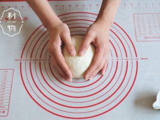 7、红豆面包超人,面团揉至光滑，用保鲜膜包好，发酵至2倍大。