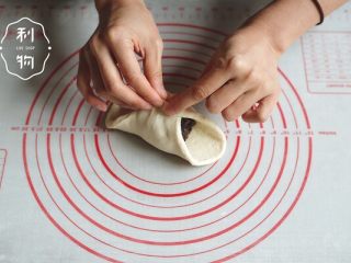 11、红豆面包超人,把折叠的地方都捏紧