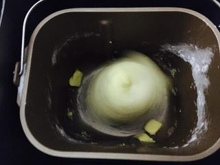 2、胖嘟嘟的面包棒,15分钟后加入黄油，再次启动10分钟