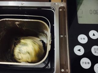 3、胖嘟嘟的面包棒,在最后5-6分钟得时候加入芝麻，「因个人喜欢好，可加多加少，我加了估计15g左右」