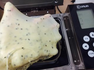 4、胖嘟嘟的面包棒,一不小心就揉出手膜了，东菱t18w这款面包机真心不错！