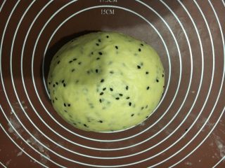 8、胖嘟嘟的面包棒,揉搓排气的面团。