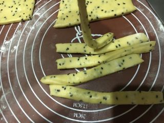 9、胖嘟嘟的面包棒,擀成需要的宽度，切成长条状对折卷起。「我差不多一厘米卷，6-8厘米长」