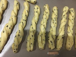 11、胖嘟嘟的面包棒,不需要二发，中层，烤箱180度，20分钟。注意观察上色，适当调整温度。