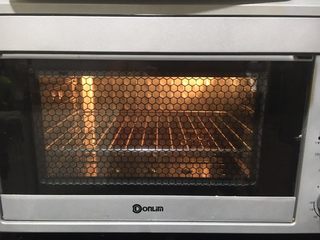 10、胖嘟嘟的面包棒,烤箱一定要预热180度大概2分钟左右即可.