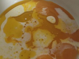 2、可可蛋糕奶油卷,蛋清和蛋黄分离，使用分离器。蛋清放一边备用。先处理蛋黄这部分，在蛋黄中加入色拉油和牛奶搅拌