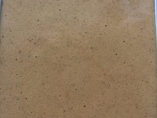 11、可可蛋糕奶油卷,把搅拌好的面糊倒入烤盘中，烤盘上最好放油纸，否则会导致脱盘的不易。放好时，要用力墩几下，以保证没有过多的气泡