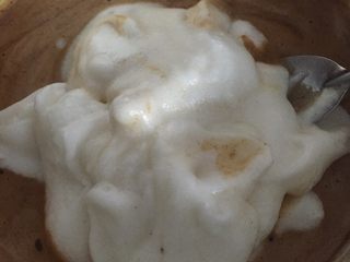 9、可可蛋糕奶油卷,再把剩下的蛋清全部加入面糊中，继续上下搅拌，这个过程要注意手法不能有错误