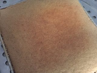 14、可可蛋糕奶油卷,蛋糕出炉，倒扣等冷却。这时如果你放了一层油纸就不用担心倒扣出炉有问题