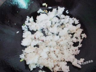 5、蛋皮包饭,另起一锅，不粘锅倒入油润锅，锅热后，房屋剩米饭大火快速翻炒，用饭铲把米饭翻松