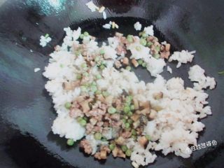 6、蛋皮包饭,把炒好的肉馅香菇倒进去，加一把豌豆，撒点盐，鸡精即可出锅