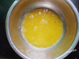 7、蛋皮包饭,鸡蛋打散，放盐少许拌匀