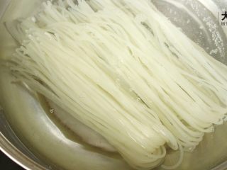 2、豆皮包螺蛳粉丨大嘴螺,拆开包装将里面的干米粉取出用冷水浸泡半个小时左右，再用开水煮至米粉稍软（10分钟即可，事先不浸泡煮的时间可延长）