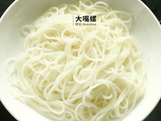 3、豆皮包螺蛳粉丨大嘴螺,将煮好的干米粉取出备用，晶莹剔透，Q弹爽滑