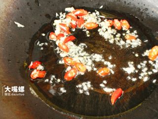 4、豆皮包螺蛳粉丨大嘴螺,热油锅，7分热时放入蒜末红尖椒，翻炒出香味