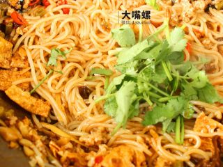 5、豆皮包螺蛳粉丨大嘴螺,下肉末炒熟后将事先准备好的干米粉以及包装内的其他配料（木耳、酸豆角、酸笋、腐竹花生）依次放入，翻炒一会儿加入大半包卤水，均匀搅拌