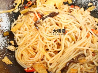 6、豆皮包螺蛳粉丨大嘴螺,喜欢吃辣得可以放入红油包，最后撒上些提味的香菜，出锅咯