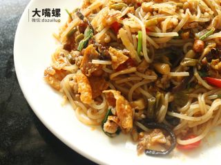 7、豆皮包螺蛳粉丨大嘴螺,盛出备用（可随意搭配些青菜或者肉类，味道更佳）
