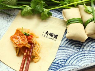 8、豆皮包螺蛳粉丨大嘴螺,豆皮切长方形，如图大小即可，放入炒好的螺蛳粉