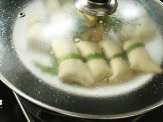 11、豆皮包螺蛳粉丨大嘴螺,放入蒸锅中完成它的使命（蒸10分钟即可）