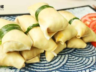 12、豆皮包螺蛳粉丨大嘴螺,一道您吃了就会旋转的南方创意小吃豆皮包炒螺蛳粉就酱完成了，好吃到根本停不下来，豆皮与米粉相结合的口感有种说不出的感觉