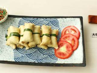 13、豆皮包螺蛳粉丨大嘴螺,做上一小碟辣椒酱，沾着吃，画面美不胜收