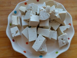1、青椒溜豆腐,豆腐切块