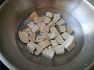 2、青椒溜豆腐,放入开水锅里焯2分钟，去掉豆腥味