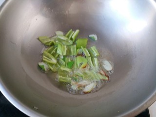 6、青椒溜豆腐,热锅冷油放入葱煸出香味，放入青椒块