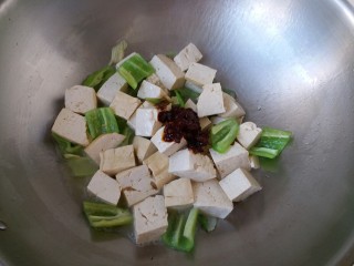 8、青椒溜豆腐,再将郫县豆瓣酱放进锅里煸炒