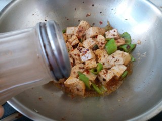 9、青椒溜豆腐,放五香粉提味
