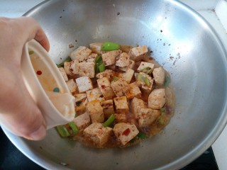 10、青椒溜豆腐,将水淀粉倒入